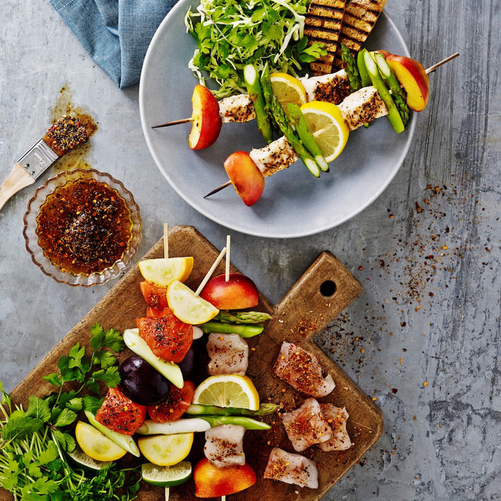 Grillet fisk og grønt på spyd