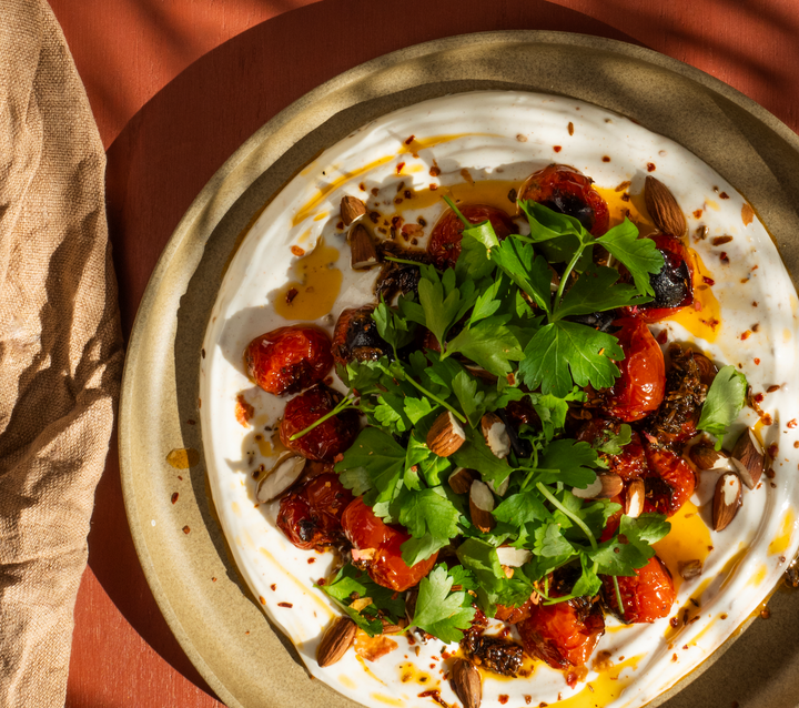 Bagte tomater med Rose Harissa yoghurt